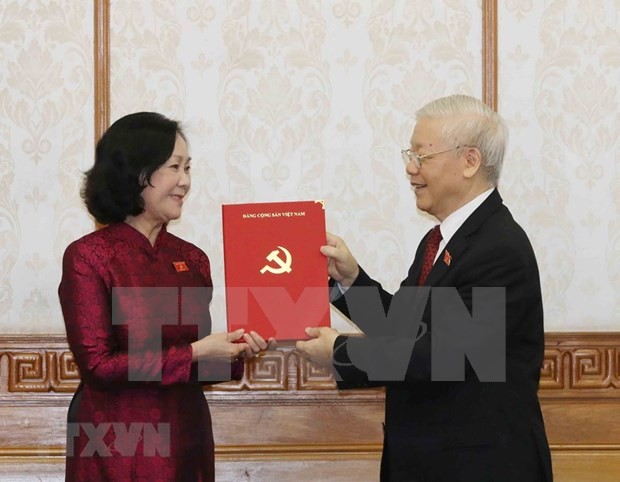 Party leader presents decisions appointing heads of Party Central Committee’s commissions - ảnh 1