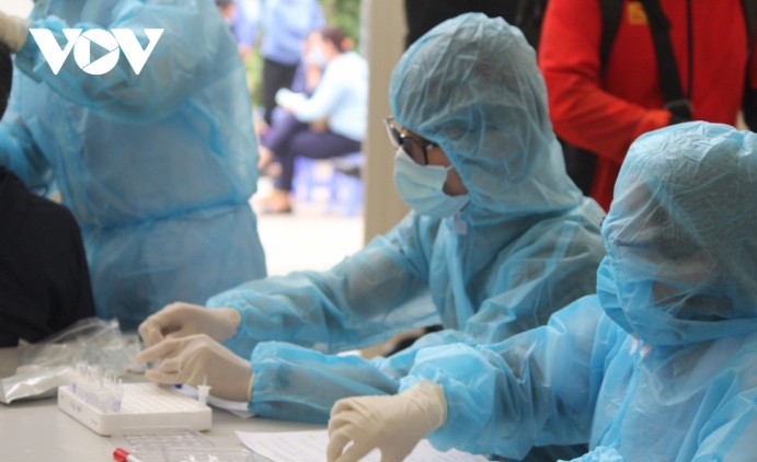 Vietnam logs 9,667 COVID-19 cases on Thursday - ảnh 1