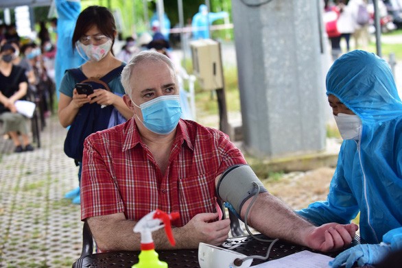 COVID-19 vaccination of expats accelerates in Vietnam - ảnh 1