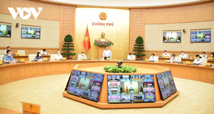 PM holds online national meeting on COVID-19 response  - ảnh 1