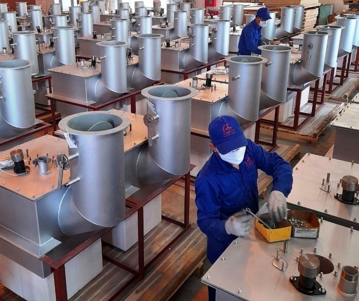 Businesses adopt flexible measures to respond to pandemic - ảnh 1