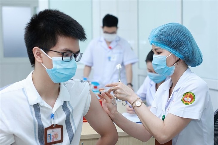 Vietnam accelerates vaccination to resume normal life - ảnh 1