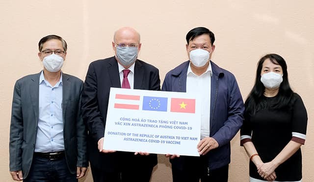 Vietnam receives 50,000 doses of COVID-19 vaccine from Austria - ảnh 1