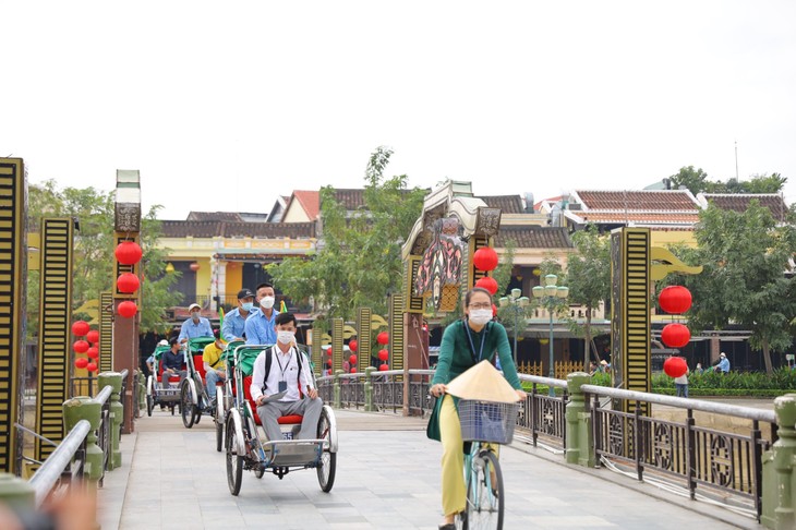 Hoi An ancient town welcomes foreign tourists after months of closure - ảnh 2