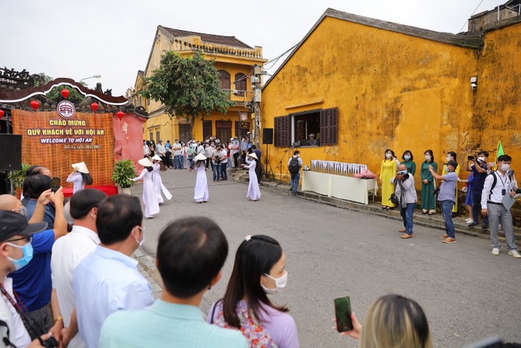 Hoi An ancient town welcomes foreign tourists after months of closure - ảnh 1