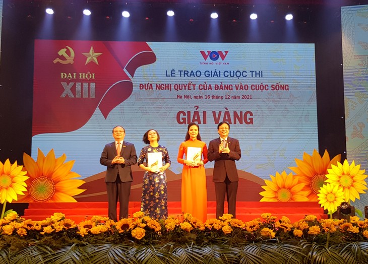 VOV presents awards for contests on Party, Party resolution - ảnh 2