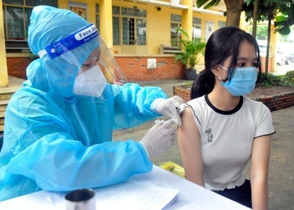 93.6% of Vietnamese population aged above 18 inoculated two doses of COVID-19 vaccine - ảnh 1