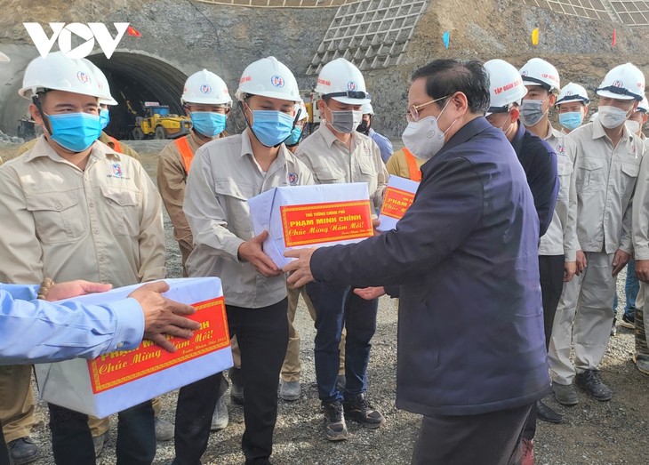 PM inspects progress of north-south expressway project’s eastern section - ảnh 1