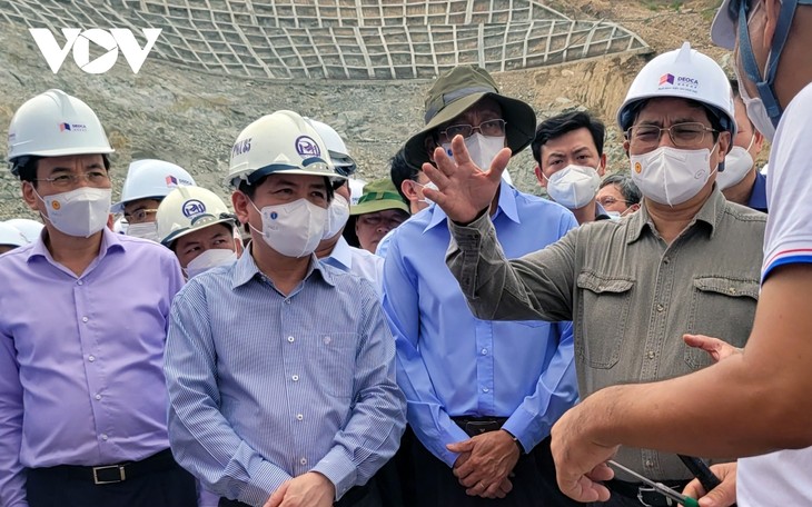 PM inspects progress of north-south expressway project’s eastern section - ảnh 2