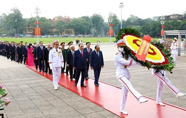 Party, State leaders pay homage to President Ho Chi Minh on birth anniversary - ảnh 1