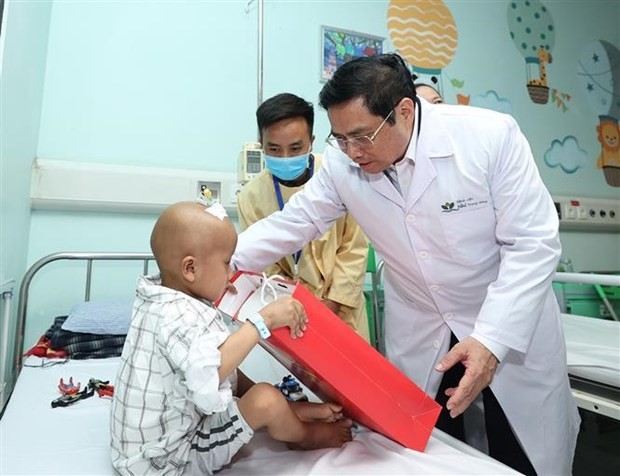 Prime Minister visits child patients on Int’l Children Day - ảnh 1