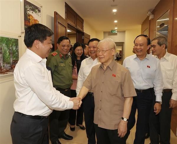 Party chief meets voters in Hanoi - ảnh 2