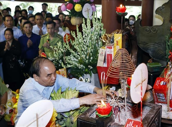 President Nguyen Xuan Phuc offers incense in commemoration of President Ho Chi Minh  - ảnh 1