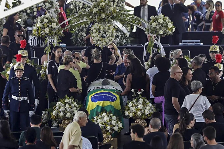 Pele's funeral: Thousands of fans bid farewell at Santos procession  - ảnh 1