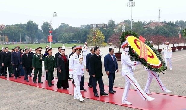 Leaders pay tribute to President Ho Chi Minh on Tet occasion - ảnh 1