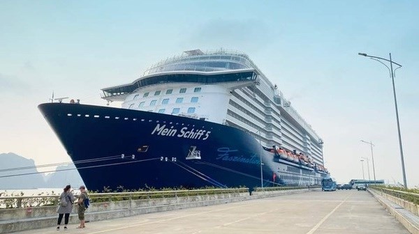 Cruise ship brings nearly 2,000 visitors to Quang Ninh - ảnh 1
