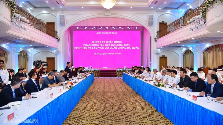 Diplomacy, defense co-promoted in safeguarding national sovereignty - ảnh 1