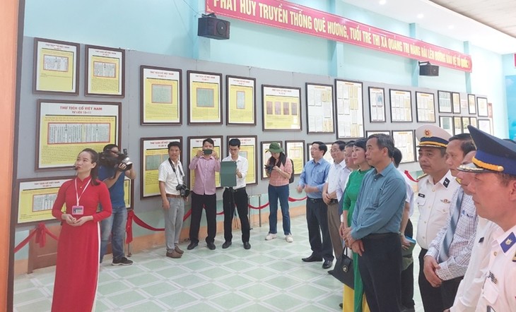 Mobile exhibition of maps, documents featuring Truong Sa, Hoang Sa - ảnh 1