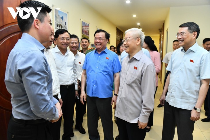 Party leader Nguyen Phu Trong meets voters in Hanoi - ảnh 1