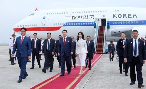RoK President arrives in Hanoi, starting State visit to Vietnam - ảnh 1