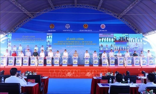 PM attends groundbreaking ceremony for vital transport projects - ảnh 1