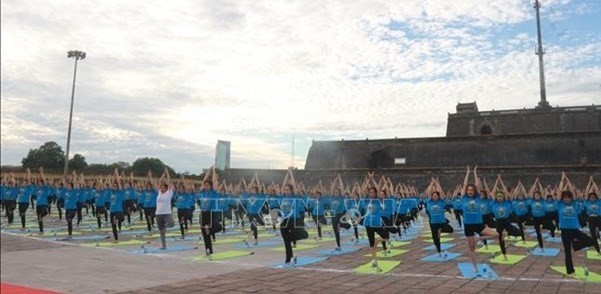 Thua Thien-Hue: Over 1,000 people participate in 9th International Yoga Day - ảnh 1