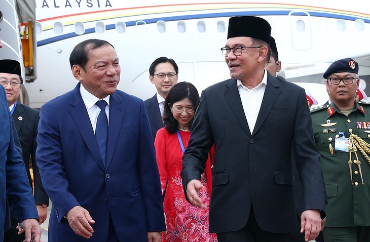 Malaysian Prime Minister arrives in Vietnam for an official visit - ảnh 1
