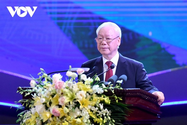 Party leader urges Vietnamese artists to further contribute to national development - ảnh 1