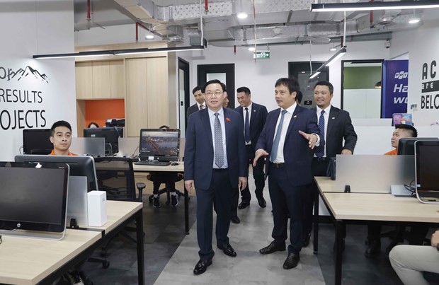 Top Vietnamese legislator visits FPT office in Indonesia - ảnh 1