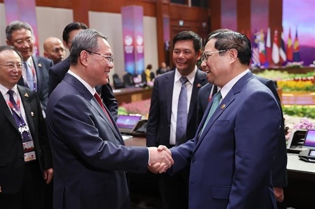 Vietnamese PM meets Chinese counterpart in Indonesia - ảnh 1