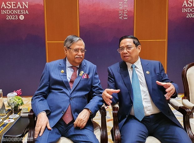 Vietnamese PM meets with Indian, Bangladeshi leaders in Jakarta - ảnh 2