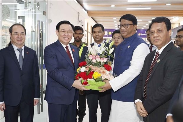 Top legislator arrives in Dhaka, beginning official visit to Bangladesh - ảnh 1