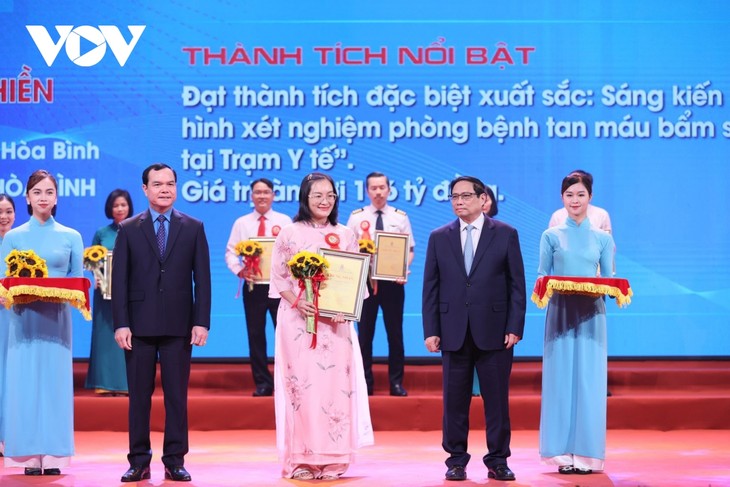 PM lauds initiatives helping Vietnam overcome pandemic - ảnh 2