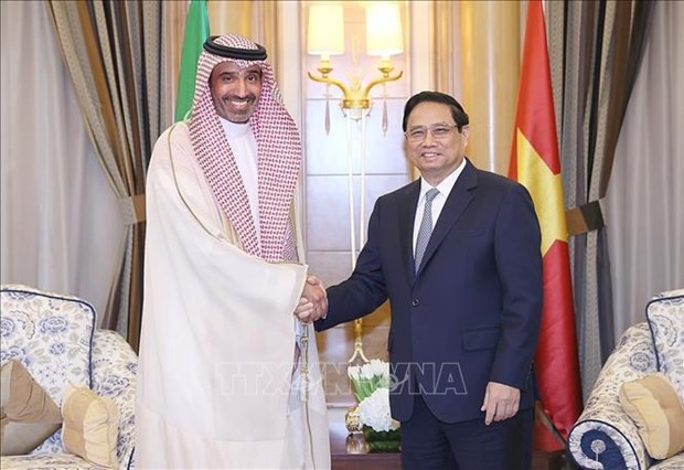 PM receives Saudi Arabia's ministers of economy-planning, human resources - ảnh 1