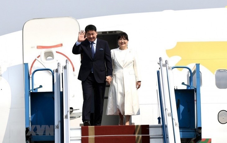 Mongolian President arrives in Hanoi for state visit to Vietnam - ảnh 1