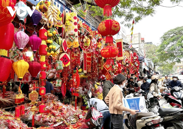 Market for decor items busy ahead of Tet - ảnh 1