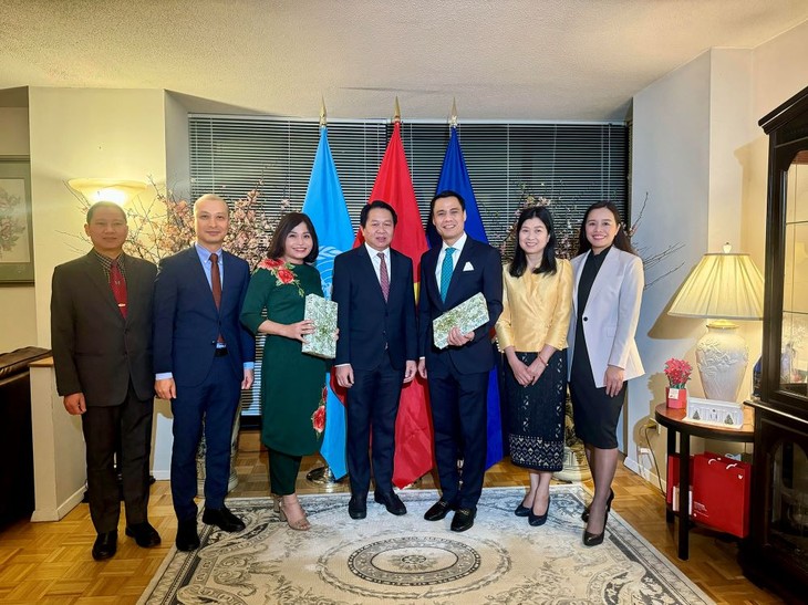 Vietnamese, Lao, Cambodian delegations at UN headquarters strengthen ties. - ảnh 1
