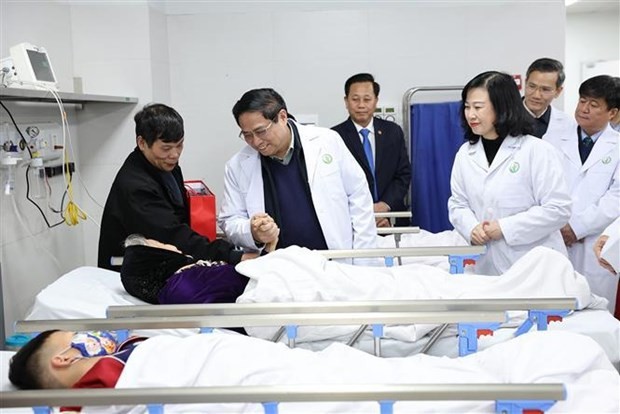 PM Chinh visits Hanoi medical establishments ahead of Tet - ảnh 1