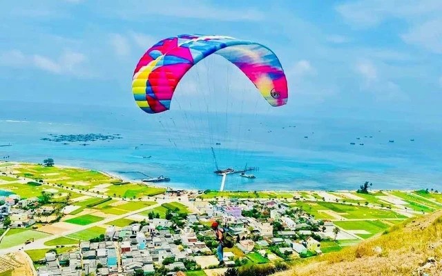 Ly Son attracts tourists with multiple sports and tourism activities - ảnh 1