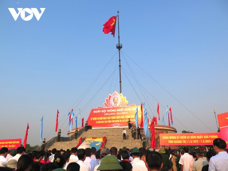 Quang Tri flag raising ceremony marks national reunification day - ảnh 1