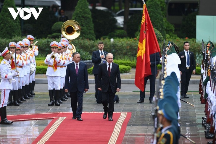President To Lam hosts an official welcome ceremony for Russian President Vladimir Putin - ảnh 1