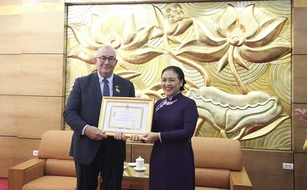 Trao tặng Kỷ niệm chương “Vì hòa bình, hữu nghị giữa các dân tộc“cho Đại sứ Vương quốc Bỉ tại Việt Nam - ảnh 1