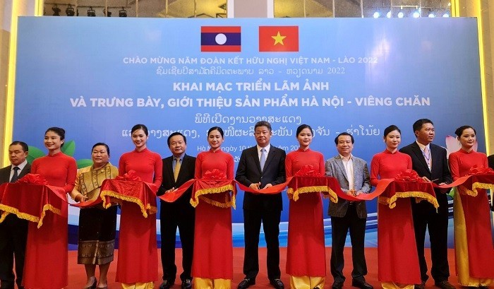 Khai mạc “Không gian triển lãm ảnh, trưng bày sản phẩm, hàng hóa Hà Nội - Vientian” - ảnh 1