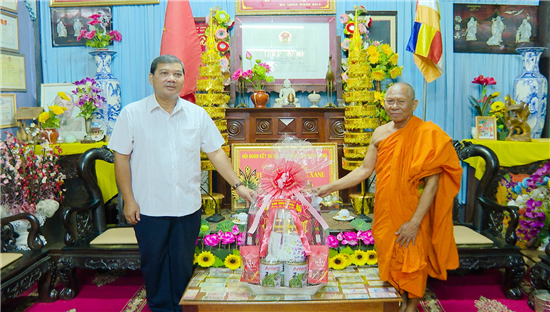 Lãnh đạo tỉnh Trà Vinh thăm, tặng quà mừng lễ Sene Đônta năm 2022 - ảnh 1