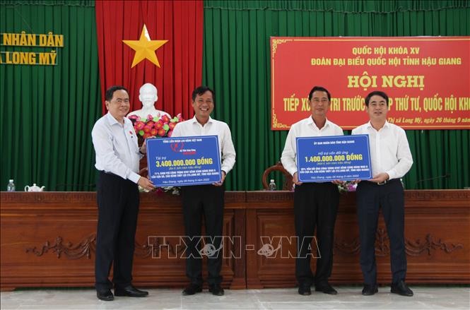 Phó Chủ tịch thường trực Quốc hội Trần Thanh Mẫn trao tặng quà cho nạn nhân chất độc da cam/dioxin - ảnh 1