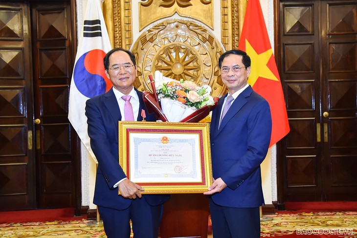 Trao tặng Huân chương Hữu nghị cho Đại sứ Hàn Quốc tại Việt Nam Park Noh Wan - ảnh 1