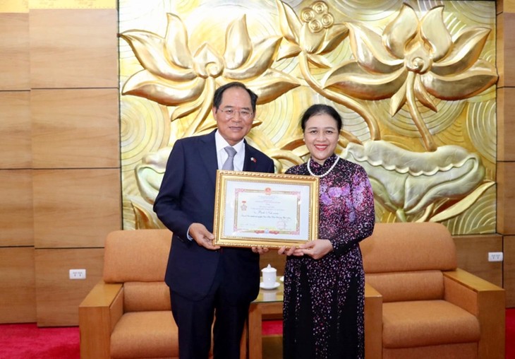Trao tặng Kỷ niệm chương “Vì hòa bình, hữu nghị giữa các dân tộc” cho Đại sứ Hàn Quốc tại Việt Nam - ảnh 1