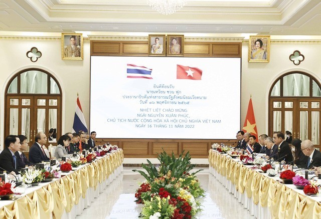 Chủ tịch nước Nguyễn Xuân Phúc đến Bangkok, bắt đầu thăm chính thức Vương quốc Thái Lan và dự Hội nghị APEC lần thứ 29 - ảnh 2