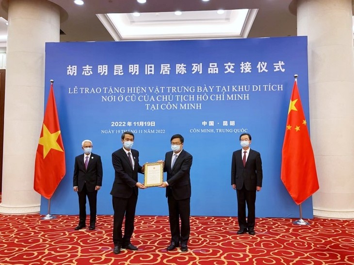 Trao tặng hiện vật của Chủ tịch Hồ Chí Minh cho Khu di tích Chủ tịch Hồ Chí Minh tại thành phố Côn Minh, Trung Quốc - ảnh 1