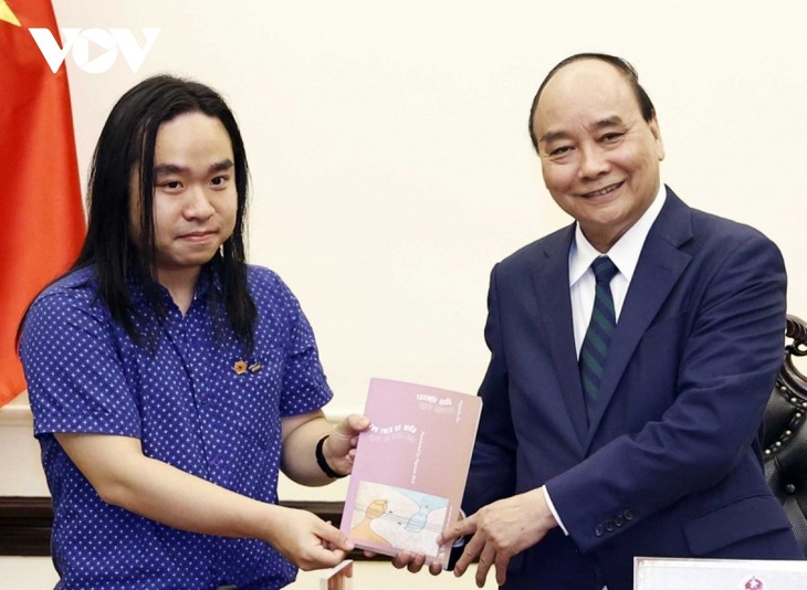 Chủ tịch nước Nguyễn Xuân Phúc gặp tài năng trẻ văn học Nguyễn Bình - ảnh 1
